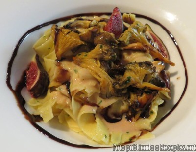 Pappardelle amb salsa de foie i camagrocs